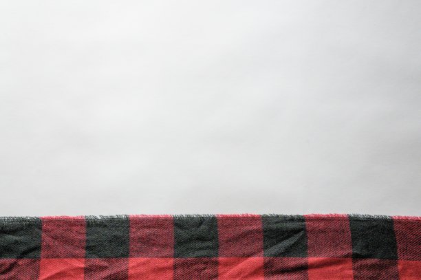 红色和黑色的法兰绒纹理在白色的表面与空白的文字图片下载