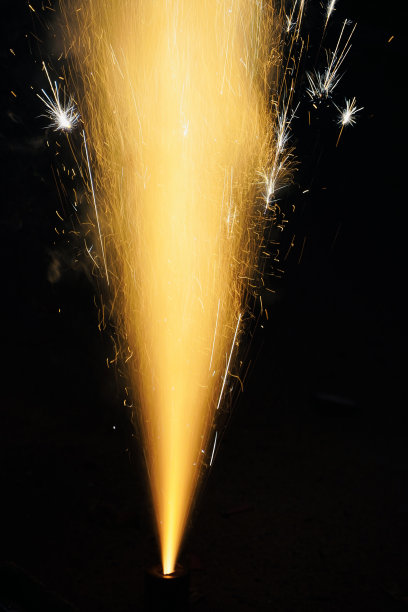 排灯节晚上的烟花爆竹爆炸了。快乐的庆祝排灯节。印度的灯节。图片下载