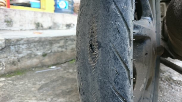 损坏的轮胎，空轮胎摩托车特写图片下载