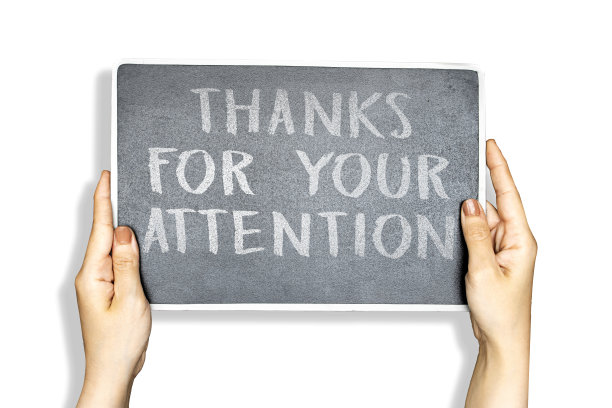 双手拿着黑板，上面写着感谢大家的注意，隔离在白色上图片下载