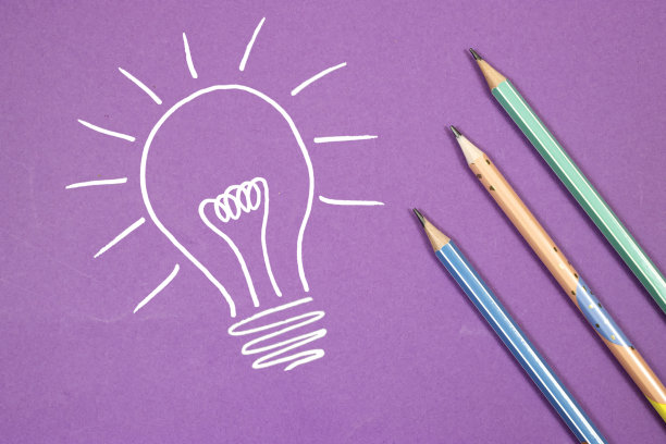 铅笔与轮廓灯泡和字的想法在紫色的背景。创意灵感想法概念图片下载