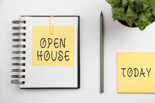 彩色插图的铅笔，笔记和笔记本上开放的文字图片下载