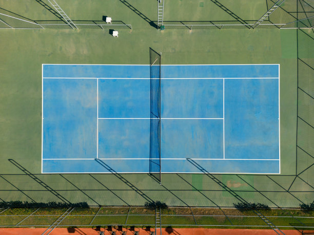 晴空的蓝色硬网球场鸟瞰图图片下载