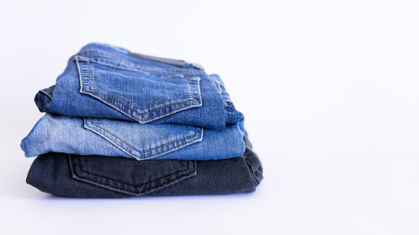 背景是牛仔裤，蓝色和黑色的牛仔裤放在白色的背景上，图片下载