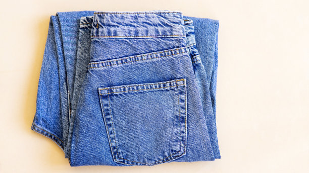 背景是牛仔裤，蓝色和黑色的牛仔裤放在白色的背景上，图片下载