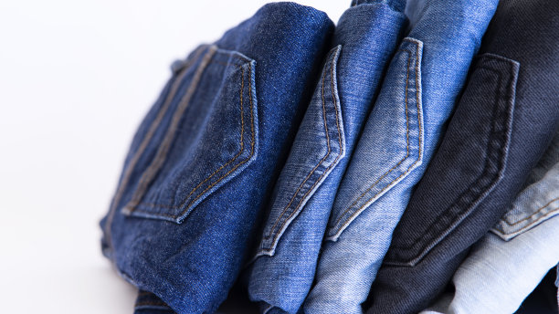 背景是牛仔裤，蓝色和黑色的牛仔裤放在白色的背景上，图片下载