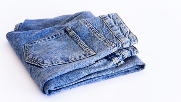 背景是牛仔裤，蓝色和黑色的牛仔裤放在白色的背景上，图片下载