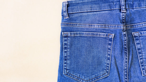 背景是牛仔裤，蓝色和黑色的牛仔裤放在白色的背景上，图片下载