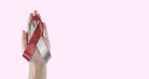 头颈部癌症意识与酒红色象牙白色缎带在手支持背景，弓形颜色为口腔鳞状细胞癌图片下载