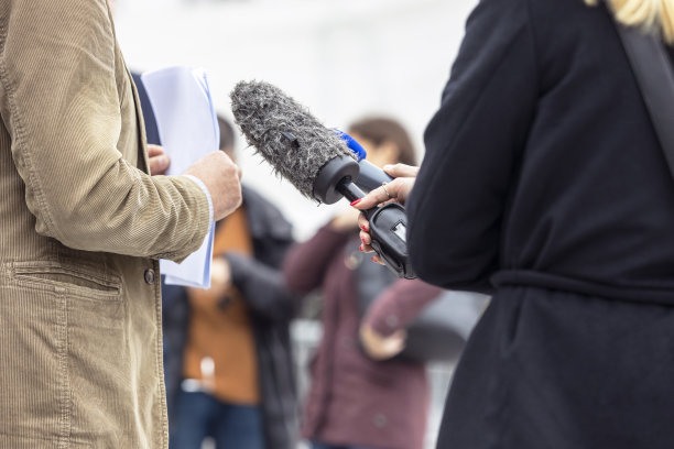 举报人手持文件在媒体活动或新闻发布会上作陈述者图片下载