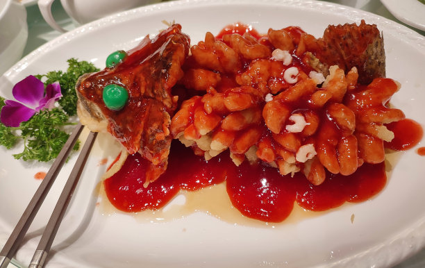 鲜松鼠鳜鱼配红番茄酸甜酱图片下载