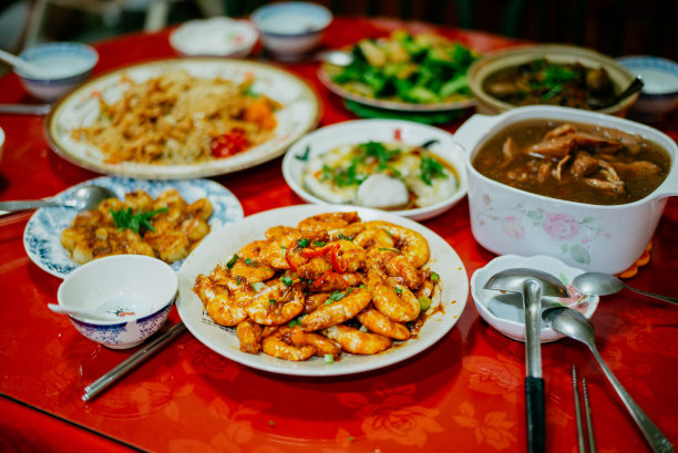 亚洲华人家庭的春节团圆饭图片下载