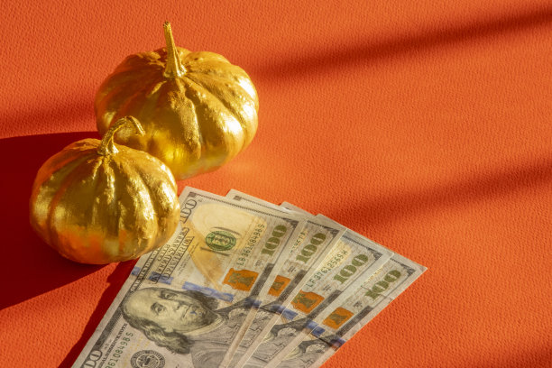 美国100美元的金色南瓜，高角度图片下载
