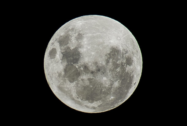 黑色背景下的满月——非常适合做墙纸图片下载