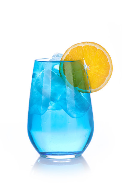 蓝色饮料配冰块和白色背景上的橘片，孤立的图片下载
