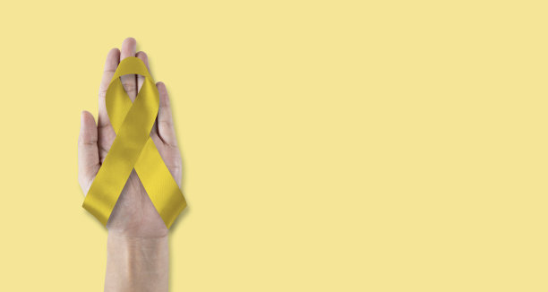 儿童癌症意识与金丝带隔离在白色背景与修剪路径。胚胎性横纹肌肉瘤呈金色弓形图片下载