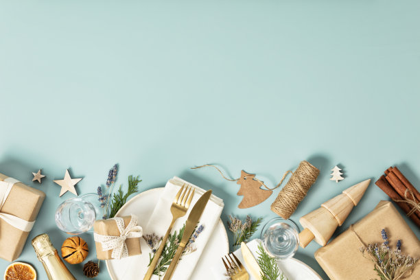 圣诞桌的位置设置在蓝色背景上平铺复制空间图片下载