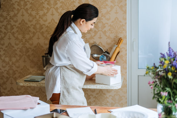 糕点师小生意，阿拉伯糕点师厨师做心形镜子釉慕斯蛋糕图片下载