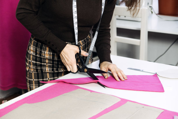 女时装设计师在缝纫工作室制作工作场所的缝纫图案。裁缝工作图片下载