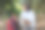 年轻的背包远足植物学研究妇女走在森林里，注意看树离开图片下载