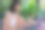 年轻女子在网上工作，从绿色花园和网上打电话给朋友和亲戚微笑图片下载