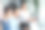 一组商务男女呼叫中心工作在办公室公司。有魅力的年轻员工坐在桌子上，戴着耳机，使用笔记本电脑在工作场所与客户交谈。图片下载