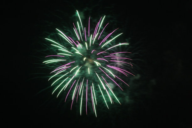 节日烟花在夜空中传播幸福的特写镜头图片下载