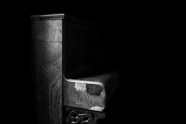 一架木制钢琴侧面的灰度暗镜头图片下载