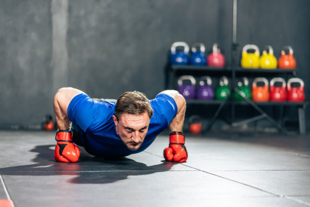 白人年轻运动员适合男性跑步平板支撑和俯卧撑的健身。穿着运动服的迷人男子显示出他的力量和肌肉。健美运动和体育运动训练的概念。图片下载