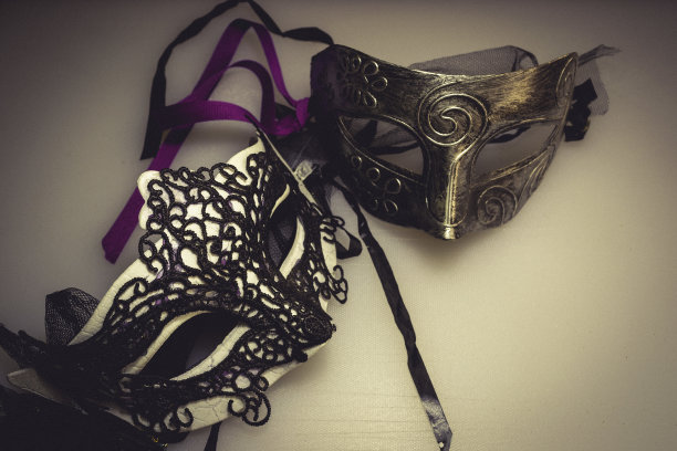 特写镜头的面具上的图案在他们的白色表面图片下载