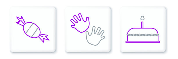 在蛋糕上放上蜡烛、糖果和宝贝图片下载