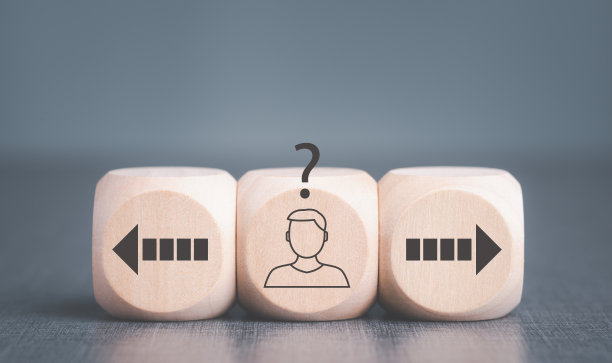 摆在桌子上的木块，寻找成功或商业机会的替代方案的决策概念，不同的解决方案，必须决定的战略分叉图片下载