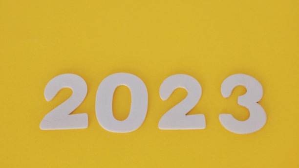 黄色背景上的木制字母，上面写着“你好2023”图片下载