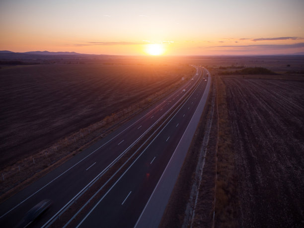 秋天日落时高速公路的鸟瞰图。从无人机俯瞰道路图片下载