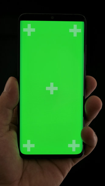 手持智能手机被隔离在绿色背景上。图片下载