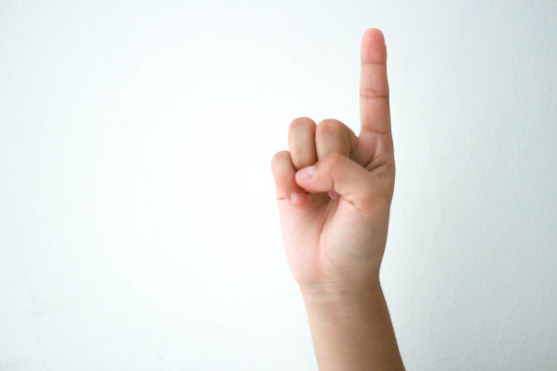 女人第一根手指的特写。手指指向白色背景上的一号图片下载