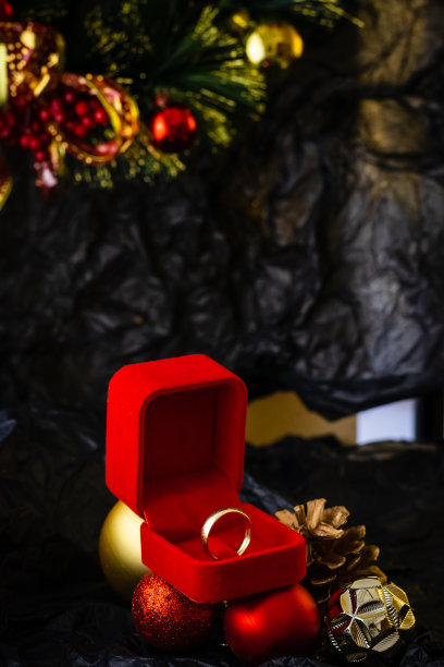 红盒子圣诞礼物，女性珠宝，圣诞礼物概念图片下载