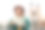 迷人的年轻女游客正在探索新的城市。在克拉科夫市场广场上，戴着帽子的红发女孩手持纸质地图。秋天去欧洲旅游。圣玛丽教堂图片下载