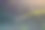 树叶上的晨露特写照片，自然水滴为背景图片下载
