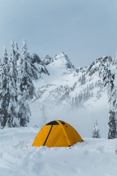 雪山里的黄色帐篷图片下载
