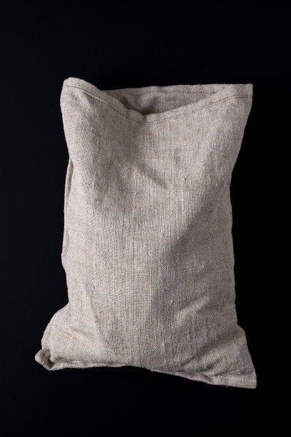 深色背景的帆布包图片下载