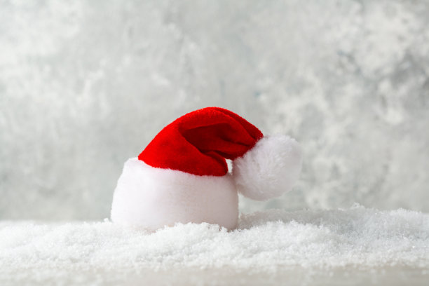 圣诞假期概念红色圣诞帽和雪图片下载