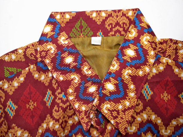 带有“蜡染”图案的传统服装，源自印度尼西亚图片下载