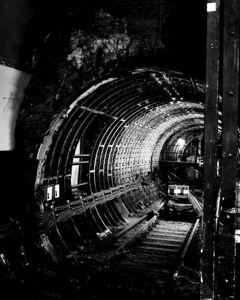 地铁隧道的灰度照片图片下载