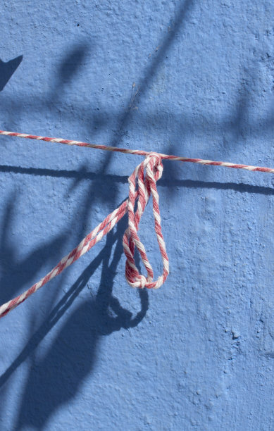 系在蓝色圆柱里的绳子图片下载