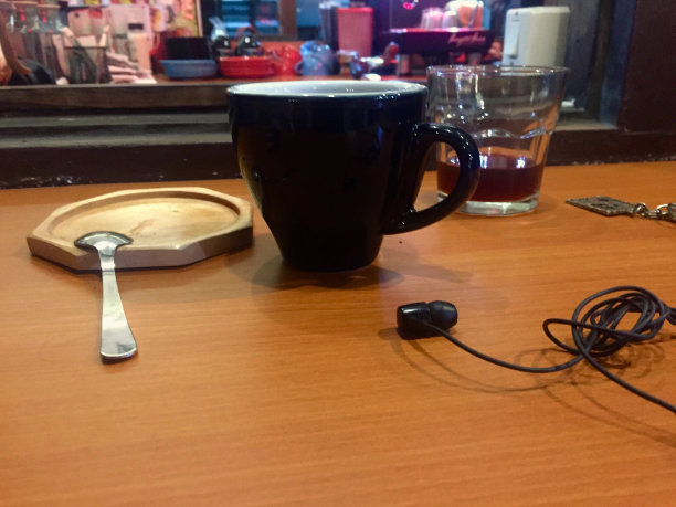 两杯咖啡和耳机图片下载