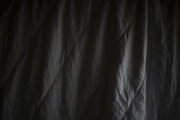 毯子在房间里晾干。干燥的衣服。白色的亚麻布。图片下载