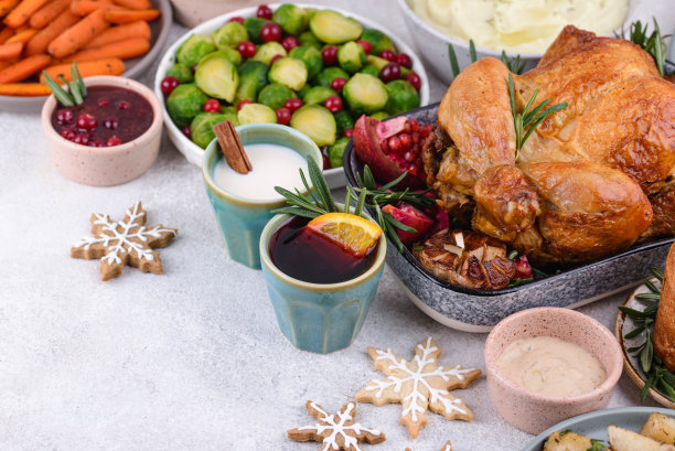 有传统菜肴的圣诞节日晚餐图片下载