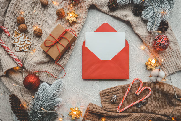 红红的新年信封顶着一封信，空隙里放着你的文字图片下载