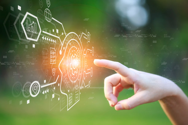 手按虚拟屏幕上的自然绿色背景，电子学习教育互联网技术网络研讨会在线课程的概念。图片下载